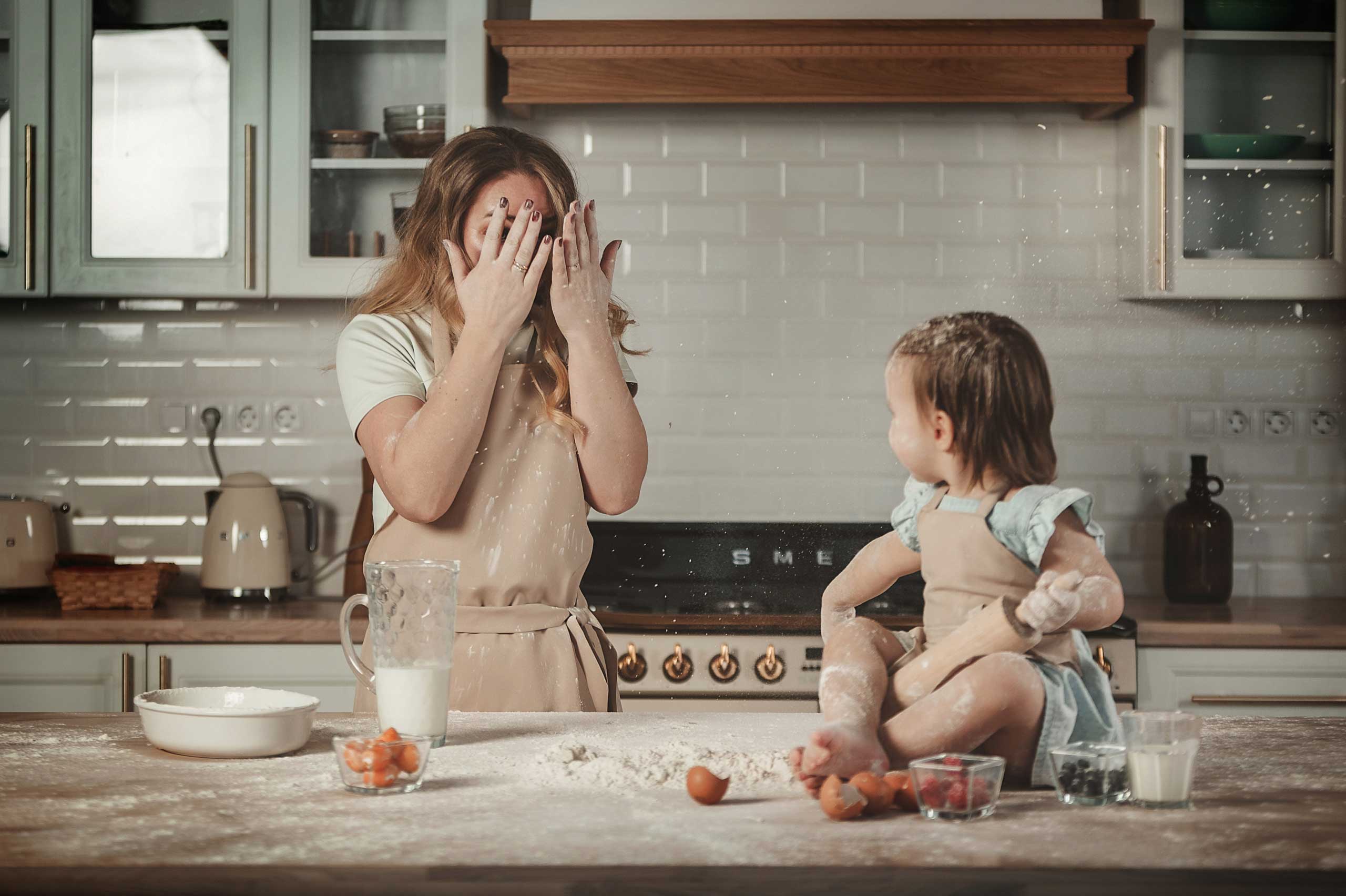 Фотосессия мама и дочка на кухне