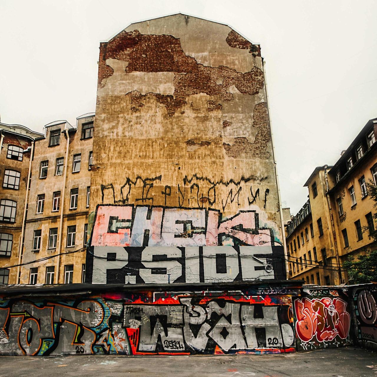 Что скрывают дворы Петербурга? Яркие краски граффити!